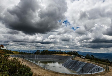 En Cundinamarca se proyecta la construcción de 10 BAMAS más este año. Foto: CAR. Ganadería, ganadería colombia, noticias ganaderas, noticias ganaderas colombia, CONtexto ganadero, Bancos Municipales de Agua, BAMAS, Corporación Autónoma Regional de Cundinamarca, CAR, consumo doméstico, Sistemas de riego, vulnerabilidad de incendios, Iván Celis, presidente de la Junta de Acción Comunal de la vereda Moyavita, BAMA, reservorio de agua, época de sequía, Carlos Antonio Bello, director de Evaluación Seguimiento y Control Ambiental de la CAR