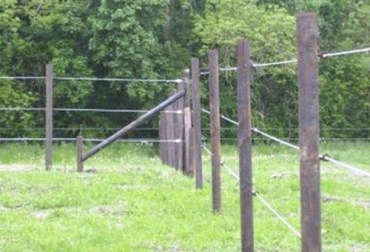 En el establecimiento del cerco eléctrico, el impulsor se convierte en un elemento esencial. Foto: TvAgro Ganadería, ganadería colombia, noticias ganaderas, noticias ganaderas colombia, CONtexto ganadero, cerca eléctrica, sistema de cercado eléctrico, materiales cerca electrica, materiales cerca electrica finca, instrumentos cerca electrica, establecimiento cerca electrica, establecimiento cerca electrica fincas, ganaderos, ganaderos colombia, potencia cerca electrica en fincas