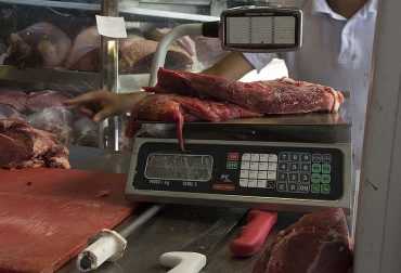 La industria cárnica tuvo que ralentizar sus operaciones para adaptar sus presentaciones a la canasta familiar. Foto: Brandon Pinto. Ganadería, ganadería colombia, noticias ganaderas, noticias ganaderas colombia, CONtexto ganadero, consumo de carne en Colombia, covid-19 consumo de carne, coronavirus y el consumo de carne, leche, leche covid-19, consumo de leche en colombia, agencia de noticias UN, Situación y desafíos de la industria cárnica y láctea frente al COVID-19