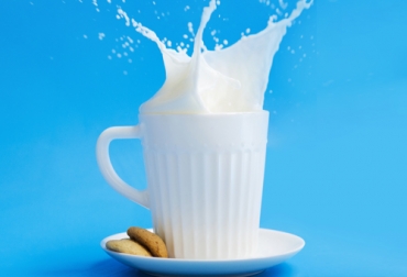 La leche de vaca es un alimento recomendado para todas las personas sin importar su edad ni condición porque trae múltiples beneficios para la salud. Foto: Creado por Freepik / freepik.es leche, consumo, beneficios, quesos, kumis, yogures, FAO, OMS, calcio, zinc, fósforo, vitaminas, Fepale, bebida hidratante, oseo, Ganadería, ganadería colombia, noticias ganaderas colombia, CONtexto ganadero
