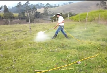 Para el experto, se debe ir disminuyendo la carga de los potreros con garrapatas para que no haya oviposición. Foto: Captura de pantalla del video youtube.com/watch?v=o73cBDrjLHg del canal de youtube AGROPULÍ Tierra de Diatomea Ganadería, ganadería colombia, noticias ganaderas, noticias ganaderas colombia, CONtexto ganadero, garrapatas, control de las garrapatas, registros de garrapatas, empresas ganaderas, llevar registros en las fincas, baños de garrapatas, garrapaticidas, productos para garrapatas, estrés, estrés en bovinos, moscas en bovinos, moscas causantes de estrés en bovinos, afectaciones garrapatas en bovinos