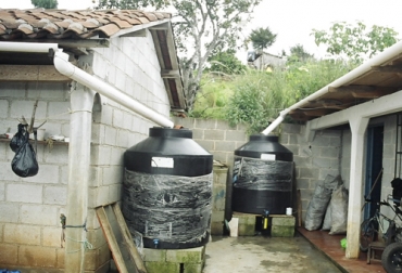 La mejor forma de cosecha de agua en los pequeños y medianos productores es por medio de techo, señalan expertos. Foto: sswm.info Ganadería, ganadería colombia, noticias ganaderas, noticias ganaderas colombia, CONtexto ganadero, cosecha de agua, cosechar agua, cosechar agua de techo, almacenamiento agua de techo, cosecha de agua en fincas, pozos profundos, escorrentías, conservación de agua en fincas