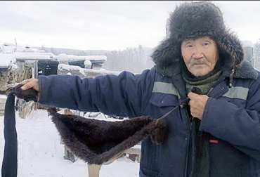 Este sujetador fue creador por el productor para proteger la ubre de sus vacas y mantener sus niveles de leche. Foto: siberiantimes.com Ganadería, ganadería colombia, noticias ganaderas, noticias ganaderas colombia, CONtexto ganadero, ubre, bajas temperaturas, Heladas, cuidado de las ubres, protección de las ubres, sujetadores para ubres, brasier para ubres