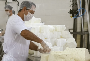 El suero que resulta de elaborar quesos puede ser empleado de distintas maneras, desde alimentación animal y humana hasta producción de biogás. Foto: inti.gob.ar Productos hechos con suero, quesos a base de suero, Suero leche, suero quesería, lactosuero, suero dulce, suero ácido, suero dulce de leche, qué es el suero de leche, suero de leche para que sirve, suero de leche recetas, suero de leche como tomarlo, suero de leche beneficios para la piel, queso ricota, suero de leche pdf, suero de leche casero, ganaderos, ganaderos colombia, ganado, vacas, vacas Colombia, bovinos, ganado bovino, Ganadería, ganadería colombia, noticias ganaderas, noticias ganaderas colombia