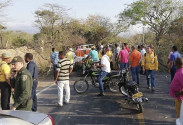 Los bloqueos en el sur del Cesar están generando que los productos no puedan transportarse. Foto: elheraldo.co ganadería, ganadería colombia, noticias ganaderas, noticias ganaderas colombia, contexto ganadero, paro nacional, desabastecimiento alimentos, paro nacional 2021, bloqueos de vías paro, bloqueo de vías 2021, pérdidas ganaderas, pérdidas ganaderas por el paro pérdidas ganaderas por los bloqueos, pérdidas ganaderas en el cesar, aumento insumos en el cesar, escasez de insumos en cesar, comercializar animales cesar