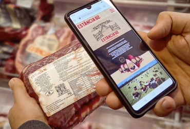 La trazabilidad a través del código QR es una forma de conquistar nuevos consumidores preocupados por conocer el origen de lo que están comiendo. Foto: valoragro.com.py Athena Foods, código QR, línea de producción, Estancia 92, transparencia, consumidores, Trazabilidad, origen, corte, línea, procedencia, Bienestar Animal, auditorias, certificaciones, Minerva Foods, BBFAW, Buenas Prácticas, Infraestructura, suelos antideslizantes, sombreado de corrales, modernización, herramientas de gestión, big data, aplicaciones, software, Ganadería, ganadería colombia, noticias ganaderas colombia, CONtexto ganadero