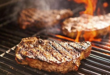 Uno de los mejores regalos que se pueden dar a los padres es hacer un asado con carne de res colombiana, que se obtiene de animales alimentados con pasto. Foto: elcomercio.pe carne, asar carne, Parrilla, carne sostenible, día del padre, Ganadería Sostenible, carne parrilla, consejos para asar, consejos parrilla, cómo asar la carne, cómo preparar la carne, carne bovina, carne de res, carne vacuna, carne de res sostenible, ganado bovino, ganadería bovina, ganaderos, ganaderos colombia, ganado, vacas, vacas Colombia, bovinos, Ganadería, ganadería colombia, noticias ganaderas, noticias ganaderas colombia, CONtexto ganadero, contextoganadero