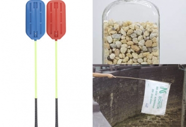 Los sonajeros (izq.) sirven para ahuyentar los animales hacia la dirección que uno desea. Se pueden llenar botellas con piedras para lograr el mismo efecto. Finalmente, las banderas han empezado a usarse cada vez con mayor frecuencia. Foto: gebos.com - centrocristianolamanoqueayuda.es - zonacampo.com.ar Bandera, bandera ganado, sonajero, sonajero ganado, sonajero vacas, sonajero bovinos, Bienestar Animal, manejo sin picana, picana eléctrica, manejo del ganado sin picana eléctrica, banderilla, manejo ganado, manejo de los animales, manejo bienestar animal, ganado bovino, ganadería bovina, ganaderos, ganaderos colombia, ganado, vacas, vacas Colombia, bovinos, Ganadería, ganadería colombia, noticias ganaderas, noticias ganaderas colombia, CONtexto ganadero, contextoganadero