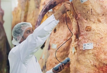 El experto explica que hoy los consumidores son quienes emiten opiniones de las marcas por medio de las redes sociales, por eso las marcas se han vuelto más exigentes. Foto: thefoodtech.com Ganadería, ganadería colombia, noticias ganaderas, noticias ganaderas colombia, CONtexto ganadero, cambios de mentalidad, nuevas generaciones, ideales nuevas generaciones, pensamientos nuevas generaciones, alimentación nuevas generaciones, salud nuevas generaciones, productos saludables nuevas generaciones, Trazabilidad, importancia trazabilidad