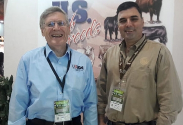 Martin Sieber, Presidente/CEO de USLGE y Enrique Crotto, Representante del Departamento de Agricultura de Texas en Sudamérica, están en Agroexpo para contribuir a que los ganaderos colombianos puedan acceder a genética estadounidense. Foto: contextoganadero.com Agroexpo, USLGE, asociación comercial, exportación, genética ganadera, Estados Unidos, carne, productos lácteos, ventanilla, importación, ganado estadounidense, intermediarios, estándares de salud, asociaciones de raza, exportaciones, Departamento de Agricultura de Estados Unidos, giras, ayrshire, pardo suizo, holstein, jersey, shorthorn lechero, angus, beefmaster, brahman, brangus, charolaise, santa Gertrudis, senepol, simmental, wagyu, explotación, predio, condiciones, clima, ambiente, semen bovino,