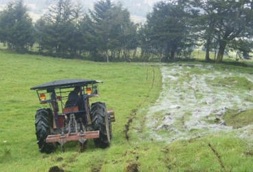 El proceso de renovación de praderas comienza con la remoción del material vegetal y culmina con el control fitosanitario. Foto: genbiogan.wixsite.com Renovar praderas, procedimiento para renovar praderas, Praderas, recuperación de praderas, renovación de praderas, Así podemos reversar el proceso de degradación de praderas, arado, Maquinaria para el establecimiento y manejo de praderas, Fedegán, Asistegán renovar praderas, ganado bovino, ganadería bovina, carne, leche, ganaderos, ganaderos colombia, ganado, vacas, vacas Colombia, bovinos, Ganadería, ganadería colombia, noticias ganaderas, noticias ganaderas colombia, CONtexto ganadero, contextoganadero