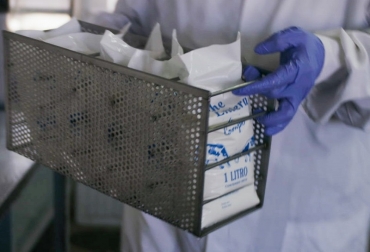 La sistematización digital de los registros del proceso generará una base de datos propia de cada unidad productiva que permite rastrear los productos por lotes y asociarlos a cada proveedor de leche. Foto: INTA. digitalizacion pasteurizacion leche