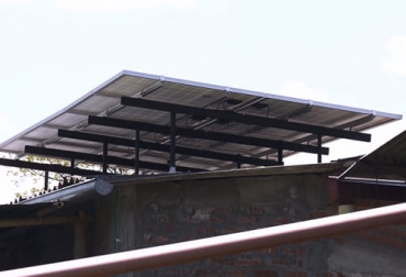 El uso de paneles solares para fincas sin agua natural es una opción viable y que reduce costos. Foto: Captura de pantalla Paneles solares