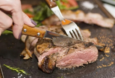 La experta dice que los niños a temprana edad deben consumir alrededor de 5 gramos de carne durante la semana. Foto: businessinsider.es Carne de res a niños de temprana edad