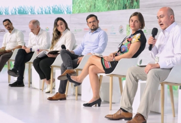 En el panel, estuvieron Javier Sabogal Mogollón, director de Bosques y Uso del Suelo de la Embajada de Reino Unido; Peter Siegenthaler, gerente del Banco Mundial para Colombia; Andrea Corzo Álvarez, directora técnica de Asuntos Ambientales, Sectorial y Urbana del Ministerio de Ambiente y Desarrollo Sostenible; moderado por José Manuel Acevedo, director de Noticias RCN; Claudia Vásquez Marazzani, directora The Nature Conservancy (TNC) para Colombia y Ecuador, y Manuel Gómez Vivas, coordinador del programa Ganadería Colombiana Sostenible de Fedegán. Foto: CONtexto ganadero panel ganaderia y medio ambiente