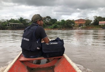 “Muchísimos vacunadores tiene que desplazarse largos trayectos a pie porque las motos quedan en la vía principal y las fincas pueden quedar a una, dos, tres horas o incluso un día de camino. Otros, deben transportarse por el río, cargando su moto para poder pasar a la otra orilla del río”, afirmó Galvis. Vacunación contra la aftosa