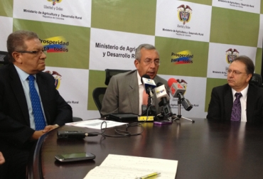 Ignacio Amador, subgerente de Cadenas Productivas de Fedegán (i), Francisco Estuupiñán, ministro de Agricultura (c) y Reinaldo Vásquez, director ejecutivo de Fedecoleche (d), anunciaron las medidas en pro de los lecheros del país. Foto: CONtexto Ganadero. Francisco Estupiñán