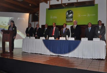Entre los invitados a la segunda versión del Foro, se destaca la presencia del ministro de Agricultura, Juan Camilo Restrepo. Foto: Fedegán. Foro Internacional de la Leche