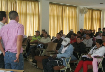 En estas zonas del país le han apostado a la realización de capacitaciones que están dirigidas a los productores y empleados para que mejoren sus prácticas ganaderas. Foto: CONtexto Ganadero. Actividad agropecuaria en Cauca