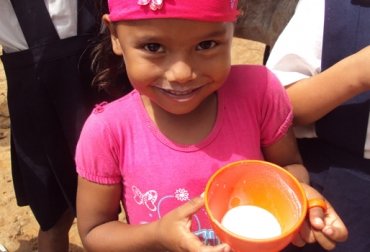 Al año son entregados más de 3 millones 500 mil vasos por el FNG a más de 20 mil niños en 27 regiones. Foto: Fundagán. Día universal del niño