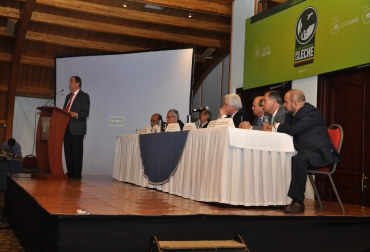 Entre los conferencistas invitados se encuentra el ministro de Agricultura, Juan Camilo Restrepo. Foto: CONtexto Ganadero. II Foro Internacional de la Leche