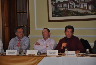 Los diversos miembros de la Cámara Gremial de la Leche expresaron su preocupación ante el ingreso masivo de leche en polvo al país. Foto: CONtexto ganadero Cámara Gremial de la Leche de Fedegán