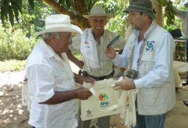 Quien se certifique en ‘Buenas Prácticas Ganaderas’, puede acceder a un incentivo de $10 por litro de leche. Foto: Clara Torres Quien se certifique en ‘Buenas Prácticas Ganaderas’, puede acceder a un incentivo de $10 por litro de leche.