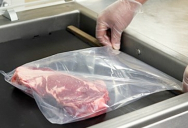 Los investigadores mejoran los polímeros que forman los plásticos tradicionales de envasado. Foto: http://chil.org/. empaques de carne