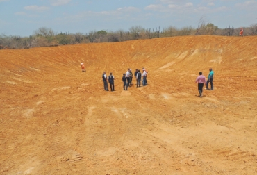 Los jagüeyes se deben construir en las partes más altas de los predios ganaderos. Foto: LaGuajiraHoy.com. Jagüeyes