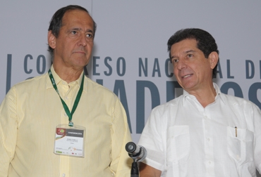 Lafaurie (d) y Restrepo durante el 33 Congreso Nacional de Ganaderos, el pasado 30 de noviembre/Foto: Contexto ganadero José Félix Lafaurie, presidente ejecutivo de Fedegán (d) y el ministro de Agricultura y Desarrollo Rural, Juan Camilo Restrepo