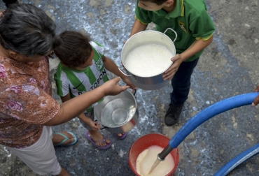 En Antioquia, más de 10 mil litros de leche fueron regalados porque no se pudieron comercializar. Foto: AFP. Regalan leche