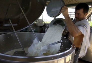 Productores lácteos de Boyacá están inconformes con el precio que les está pagando la industria. Foto: Lecherialatina. Productor de leche
