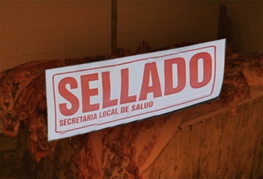 Cuando alguno de los estándares de ejecución sanitaria establecidos no es cumplido, la planta de beneficio animal es sellada. Foto: CONtexto Ganadero. Planta de beneficio animal