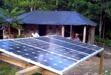 La vida útil de los paneles solares es de hasta 50 años y la inversión se recupera en un lapso no mayor a 5. Foto: quebarato.com. paneles solares ganadería