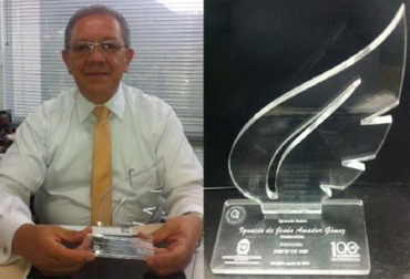 Gracias a su trabajo en materia de investigación y sus aportes en educación, Amador recibó el “Fruto de Oro”. Foto: Fedegán. Ignacio Amador