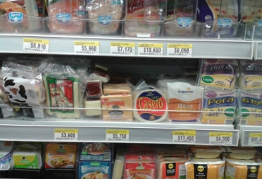 La claridad entre las normas de comercialización de los quesos ‘reales’ y los de ‘imitación’, pueden contribuir a neutralizar los efectos negativos que generan los TLC en el sector. Foto: CONtexto Ganadero. Quesos colombianos