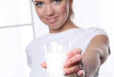 Los especialistas recomiendan tomar entre uno y cuatro vasos de leche al día. Foto: CONtexto Ganadero. mitos sobre consumo de leche en el mundo