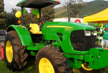 El tractor ‘5090E’ cuenta con un sofisticado motor que ofrece bajo consumo de combustible. Foto: CONtexto ganadero. Maquinaria agrícola