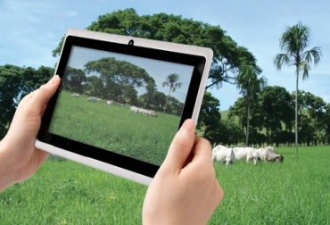 Se trata de un paquete tecnológico amigable e intuitivo, compuesto por las aplicaciones móviles Control Ganadero y Vademecum Veterinario que están en una tablet de bajo costo. Foto: CONtexto Ganadero. Tableta TVGán