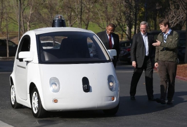 Presentación de un carro autónomo de Google al secretario de Transportes de EEUU, Anthony Foxx (i), y el presidente de Google, Eric Schmidt (c). Foto: AFP. carros autónomos google