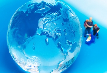 Figurinas cerca de un globo terráqueo el 8 de noviembre de 2015 en París. Foto: AFP. cambio climático medidas