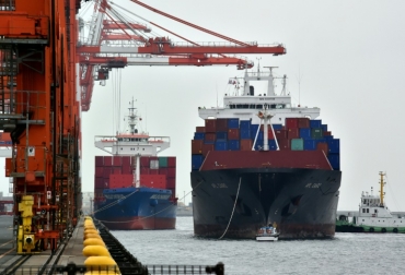 Un carguero internacional a su llegada al puerto comercial de Tokio el 9 de marzo de 2015. Foto: AFP. tpp acuerdoc omercial