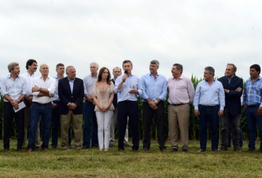 El presidente de Argentina, Mauricio Macri, da un discurso durante una reunión con productores rurales en Pergamino, provincia de Buenos Aires, el 14 de diciembre de 2015. Foto: AFP. impuestos campo argentina