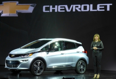 "El Bolt EV es realmente el primer vehículo eléctrico que consigue romper los retos de la larga distancia y del precio accesible", aseguró la presidenta de GM, Mary Barra. Foto: AFP. Mary Barra GM carro eléctrico