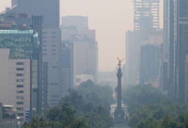 Una nube de contaminación cubre Ciudad de México el 2 de julio de 2016. Foto: AFP. contaminación daños cerebro