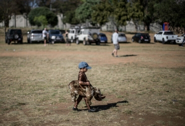Un niño con traje de rinoceronte asiste a un evento en el inicio de la Convención sobre el comercio internacional de especies en peligro (CITES) el 24 de septiembre de 2016 en Johannesburgo. Foto: AFP. animales extinción