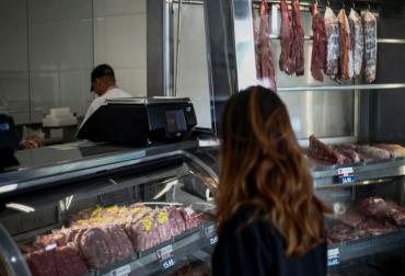 Una mujer en una carnicería de Sao Paulo, el 20 de marzo del 2017. Foto: AFP. carne brasil adulteraciones, carne brasil adulteraciones noticias, carne brasil adulteraciones cifras, CONtexto ganadero