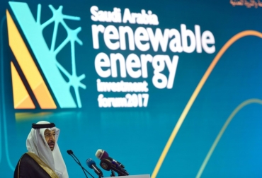 Ante la caída del precio del crudo, el primer exportador mundial, Arabia Saudita lanzó el año pasado un amplio programa de diversificación de su economía. Foto: AFP. Jaled al Faleh, ministro de Energía, afirmó el objetivo de Arabia Saudita es producir unos 10 gigavatios de energías renovables.