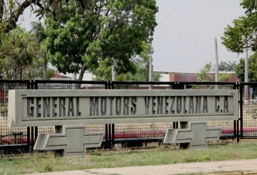 La estadounidense GM tiene capacidad para fabricar 100 mil vehículos por año en Venezuela. Foto: AFP. General Motors (GM) cesó sus operaciones en Venezuela y despidió a 2.678 empleados