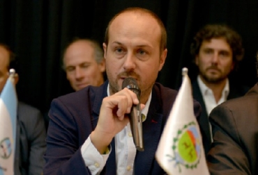 Cristian Moleker, ministro de Medio Ambiente, Campo y Producción, de la provincia de San Luis Argentina, explica el plan para bajar precio de la leche al consumidor. Foto: agenciasanluis.com San Luis Argentina, plan para bajar precio de la leche al consumidor, CONtexto ganadero, ganadería Colombia, Noticias ganaderas Colombia